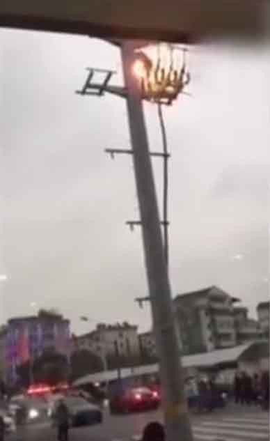 Cột điện bốc cháy. (Nguồn: china.com.cn)