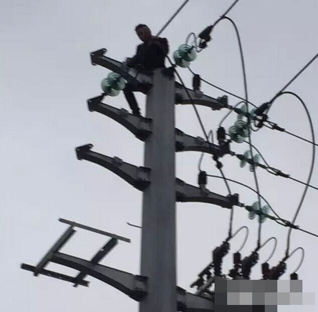 Trang china.com.cn dẫn một nguồn tin cho biết một người đàn ông họ La, 30 tuổi, sinh sống ở huyện Vũ Nghĩa, thành phố Kim Hoa, tỉnh Chiết Giang, Trung Quốc đã trèo lên cột điện cao thế sau khi cãi nhau với bạn gái. (Nguồn: china.com.cn)