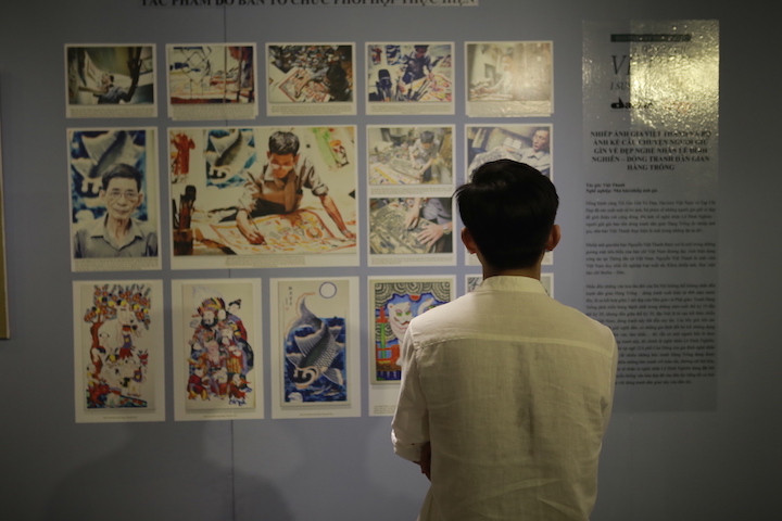 Khách tham quan triển lãm. (Nguồn: Vietnam+)