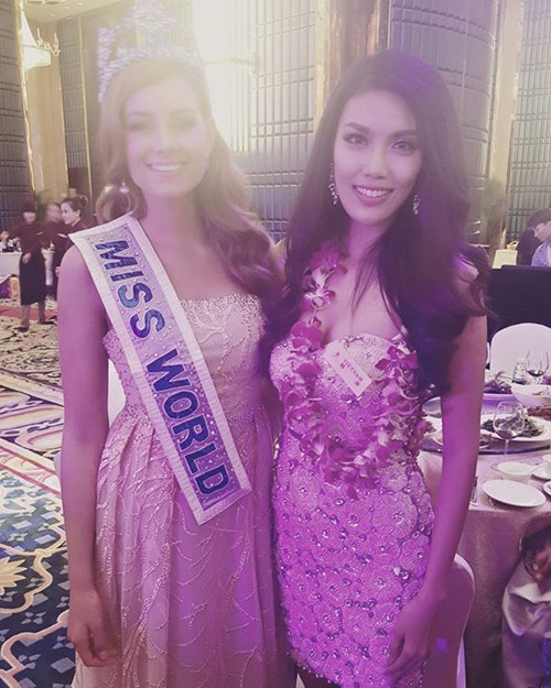 Lan Khuê đứng bên Hoa hậu Thế giới 2014 Rolene Strauss. (Nguồn: Chinadaily)