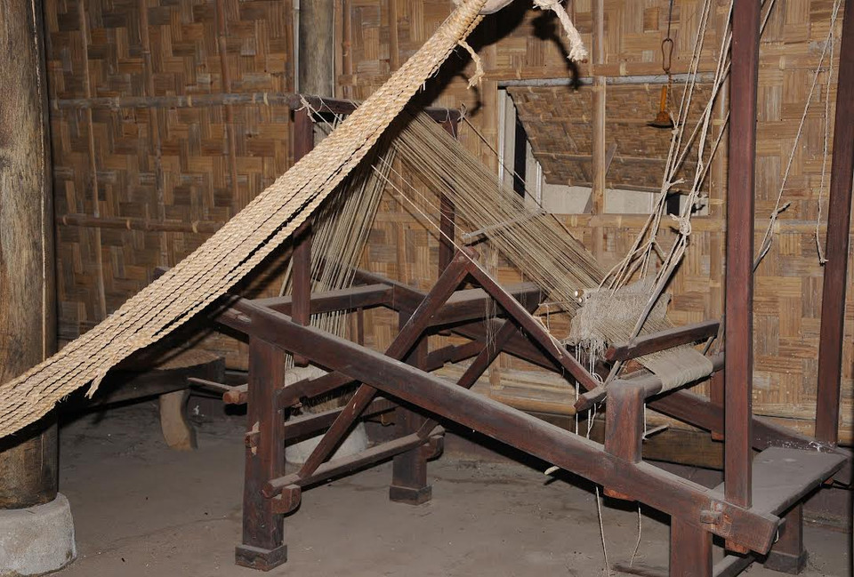 Tái hiện chiếc khung cửi và võng - những vật dụng từ ngôi nhà quê ngoại Bác ở làng Hoàng Trù, xã Kim Liên, huyện Nam Đàn, tỉnh Nghệ An trong khu lưu niệm