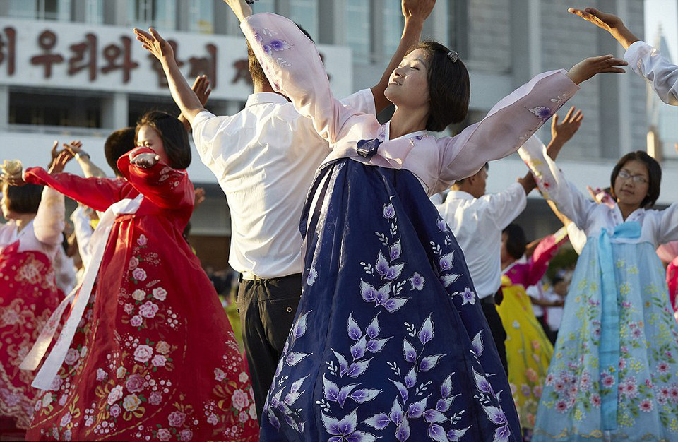 Một nhóm đàn ông và phụ nữ nhảy múa trong ngày Quốc khánh.