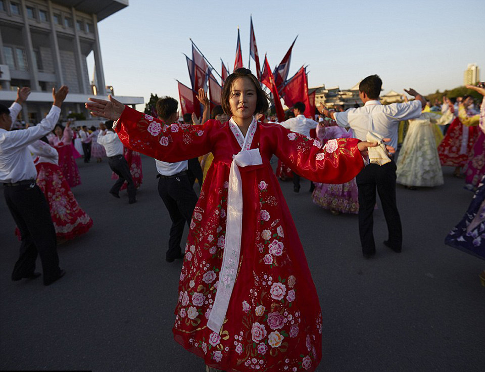 Một người phụ nữ mặc trang phục truyền thống