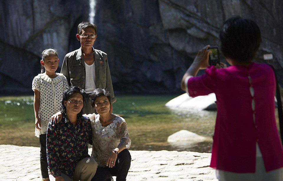 Một gia đình chụp ảnh với máy ảnh kỹ thuật số