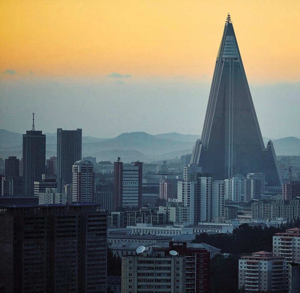 Khung cảnh hoàng hôn ở Bình Nhưỡng với khách sạn Ryugyong 105 tầng.