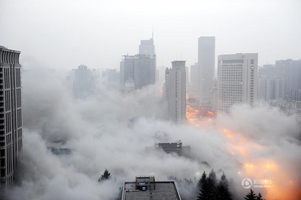 Sau khi tòa nhà bị đánh sập, khói bụi tung cao hơn 200m. (Nguồn: QQ)