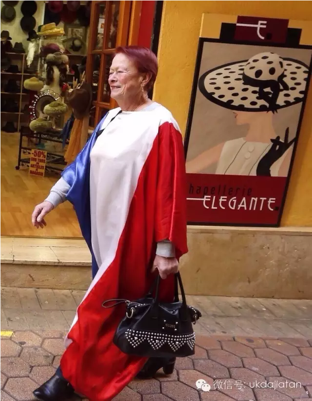 Một chiếc váy mang màu cờ Pháp