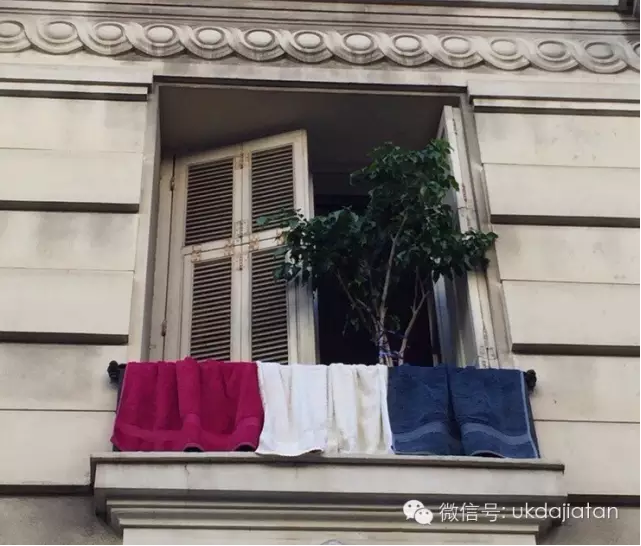 Cờ Pháp làm từ...khăn mặt