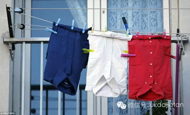 Ngày 27/11, Pháp tổ chức lễ tưởng niệm các nạn nhân của loạt vụ khủng bố đẫm máu ở Paris đêm 13/11. Trước đó, Tổng thống Francois Hollande kêu gọi người dân để tang các nạn nhân và hưởng ứng bằng cách treo quốc kỳ Pháp. Từ khi thông tin này được truyền thông đăng tải, quốc kỳ Pháp đã lập tức cháy hàng.