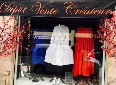 Cờ Pháp xuất hiện trong một cửa hàng thời trang