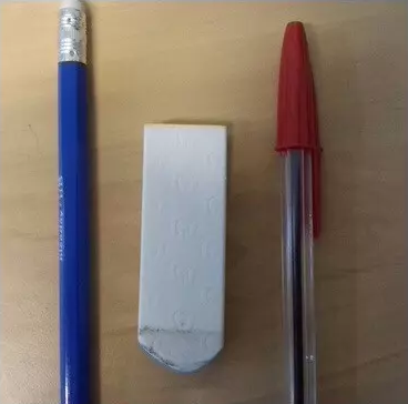 Đồ dùng học tập xếp theo màu cờ Pháp