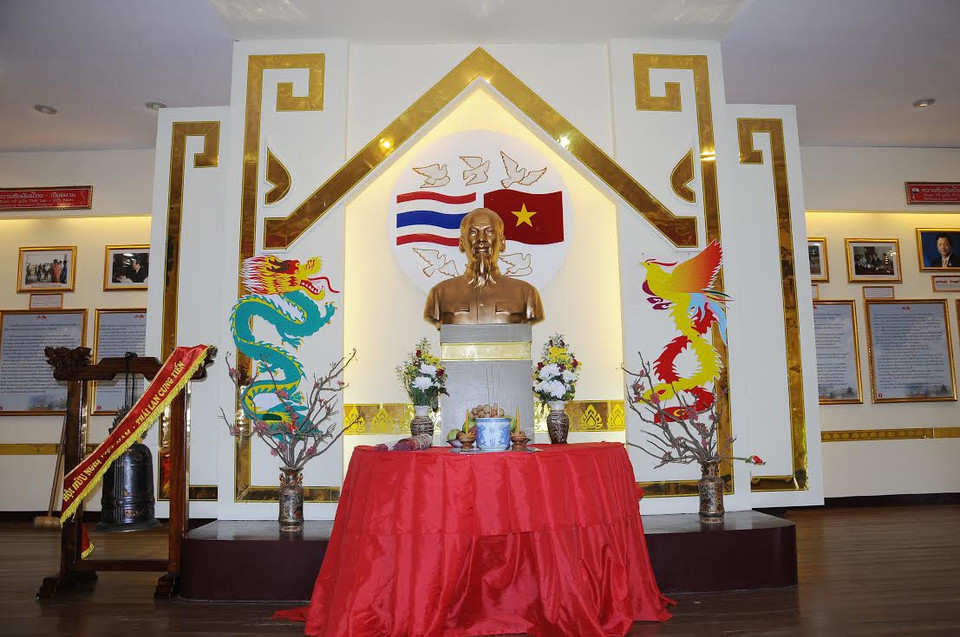 Ban thờ Bác được đặt trang trọng chính giữa phòng trưng bày của khu lưu niệm