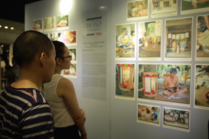 Khách tham quan triển lãm. (Nguồn: Vietnam+)