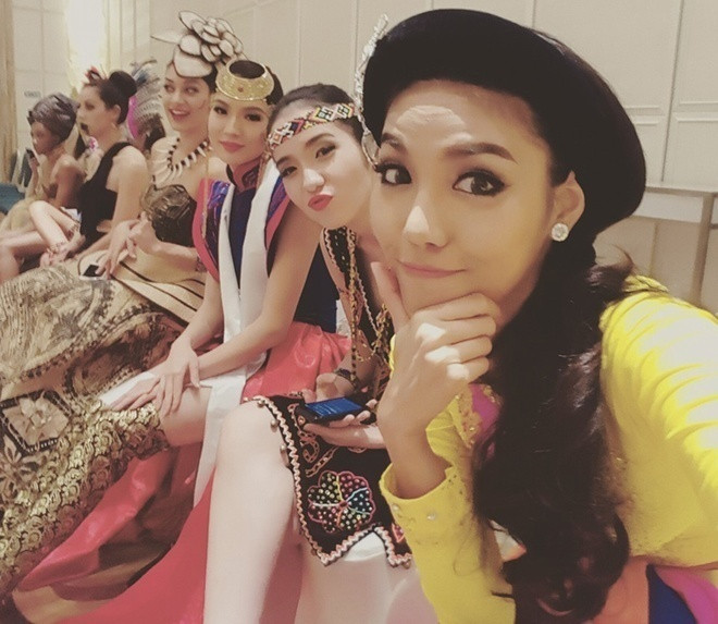 Cô nhí nhảnh bên các thí sinh khác. (Nguồn: Chinadaily)