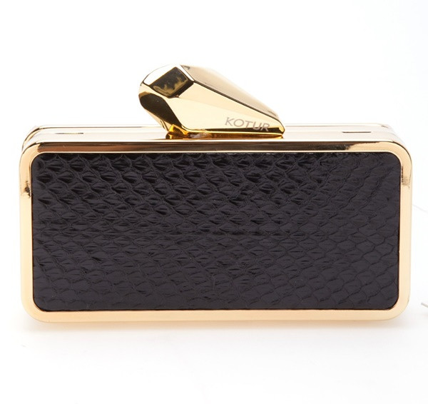 Minaudiere: là ví cầm tay dạng hộp với phom cứng cáp. Thường được trang trí cầu kỳ, tinh xảo để phù hợp cho những buổi tiệc tối