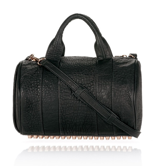 Túi Duffle (hình cái trống): phom túi hình trụ, có phần thân dài, rộng hơn những chiếc túi thông thường. Túi phù hợp với các hoạt động thể thao, du lịch.