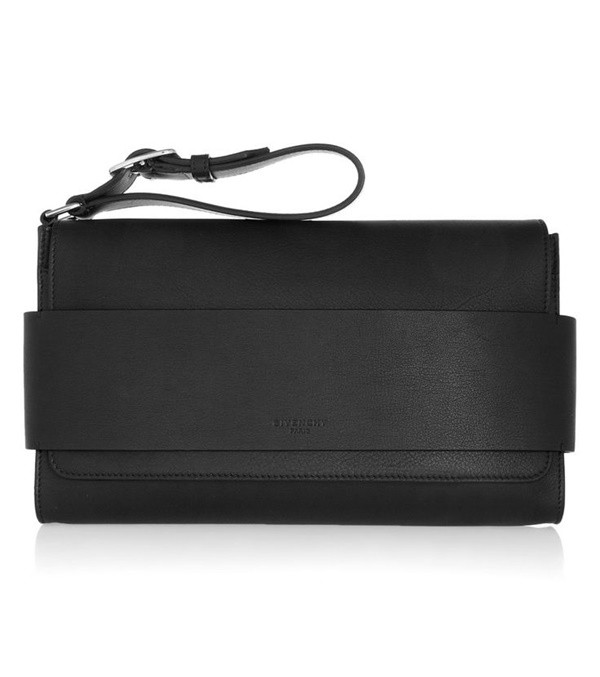 Túi Wristlet: túi dạng ví nhỏ, có dây ngắn để đeo quanh cổ tay. Kiểu túi này hoàn toàn phù hợp với các cô nàng cá tính, không điệu đà khi đi chơi tối cuối tuần.