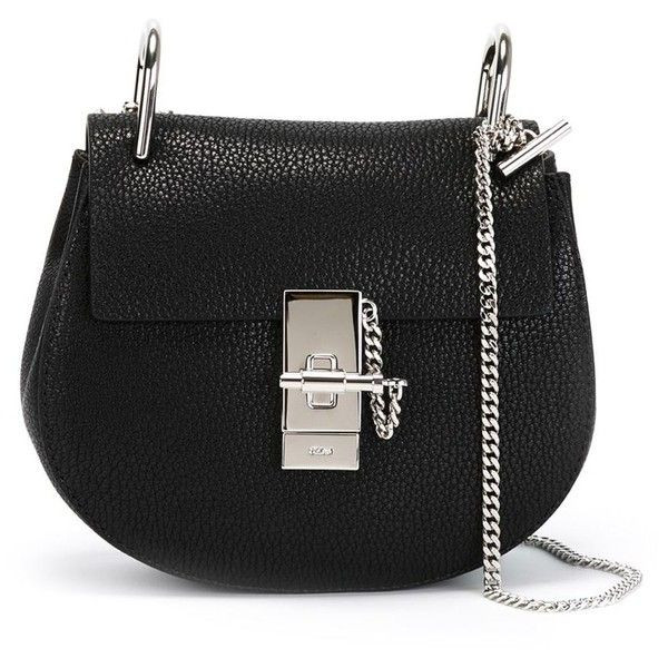 Túi Crossbody: là túi đeo chéo phom nhỏ nhắn, vừa phải, phù hợp với những cô nàng có phong cách năng động.