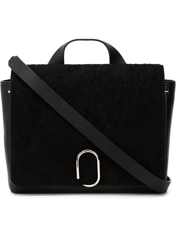 Túi Messenger: dáng túi vuông vắn, có nắp đóng và ngăn chứa đồ rộng. Túi Messenger đeo chéo giống túi Crossbody nhưng có phom lớn, giống như những chiếc túi xách của người đưa thư.