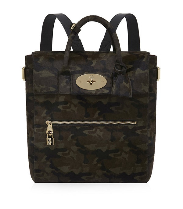 Backpack (balô): Túi với thiết kế hai dây đeo phía sau lưng.