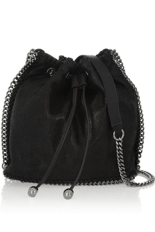 Túi Bucket (dáng cái xô): đáy túi dạng tròn, kết hợp cùng miệng túi có dải rút tạo thành hình dáng giống cái xô.