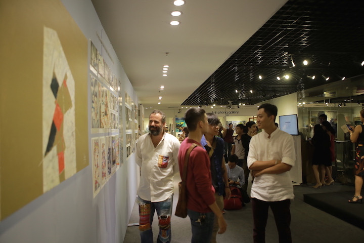 Khách tham quan triển lãm. (Nguồn: Vietnam+)