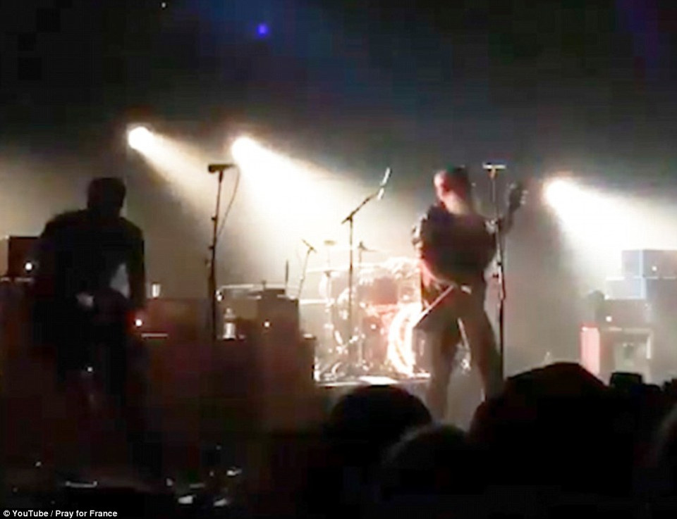 Buổi diễn đã kéo dài được gần 1 tiếng và chuẩn bị kết thúc thì những tay súng đột ngột xuất hiện trong nhà hát. (Nguồn: youtube)