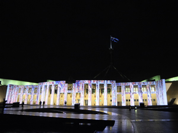 Tòa nhà quốc hội Australia lung linh huyền ảo. (Ảnh: Đỗ Vân/Vietnam+)
