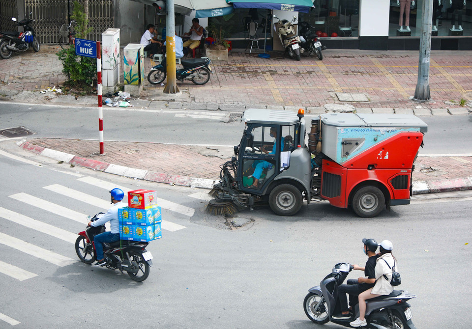 Xe hút bụi, quét rác mini góp phần cơ giới hóa việc vệ sinh môi trường đường phố. (Ảnh: Thanh Tùng/TTXVN)