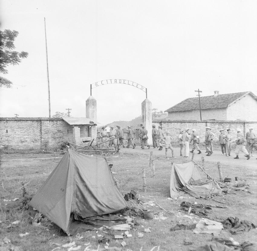 Trải qua 29 ngày chiến đấu quyết liệt, mưu trí, dũng cảm, quân và dân ta đã giành được thắng lợi rất to lớn trong Chiến dịch biên giới. Trong ảnh: Bộ đội ta tiến vào giải phóng Thất Khê trong Chiến dịch biên giới 1950. (Nguồn: TTXVN)