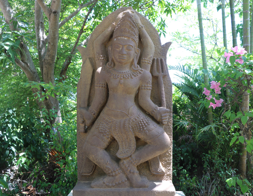 Tượng Shiva múa (phục chế) tại khuôn viên tháp. (Ảnh: Phạm Cường/TTXVN)