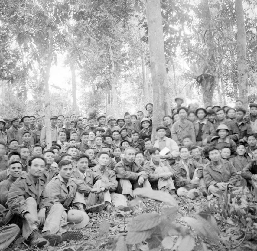 Hạ tuần tháng 8/1950, Chủ tịch Hồ Chí Minh đã lên đường ra mặt trận cùng Bộ Chỉ huy chiến dịch trực tiếp chỉ đạo chiến dịch. Trên đường ra mặt trận, Người ân cần thăm hỏi, nắm thêm tình hình, động viên bộ đội, dân công. Trong ảnh: Bác Hồ đến thăm cán bộ, chiến sỹ tham gia chiến dịch Biên giới 1950. (Nguồn: TTXVN)