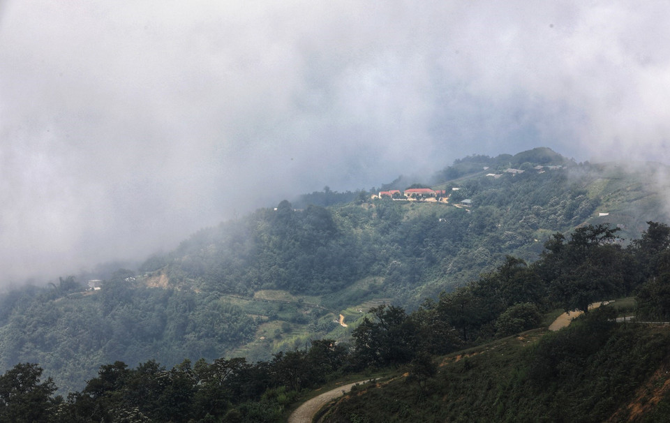 Đến Y Tý để ngắm biển mây vờn quang các làng bản. (Ảnh: Thành Đạt/TTXVN)