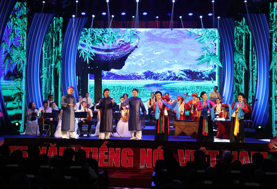 Chương trình văn nghệ chào mừng kỷ niệm 75 năm Ngày thành lập Đài tiếng nói Việt Nam (7/9/1945-7/9/2020). (Ảnh: Thống Nhất/TTXVN)