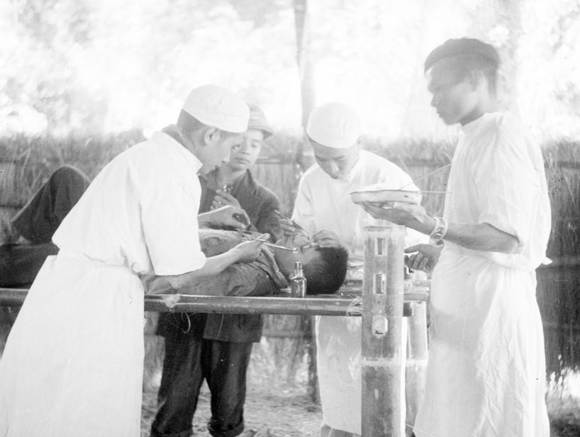 Tù binh địch được bộ đội ta băng bó, cứu chữa tại mặt trận biên giới. (Nguồn: TTXVN)