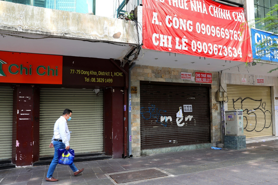 Nhiều cửa hàng trên đường Đồng Khởi có giá thuê mặt bằng khá đắt đỏ đã phải đóng cửa, treo biển cho thuê lại. (Ảnh: Ngọc Hà/TTXVN)