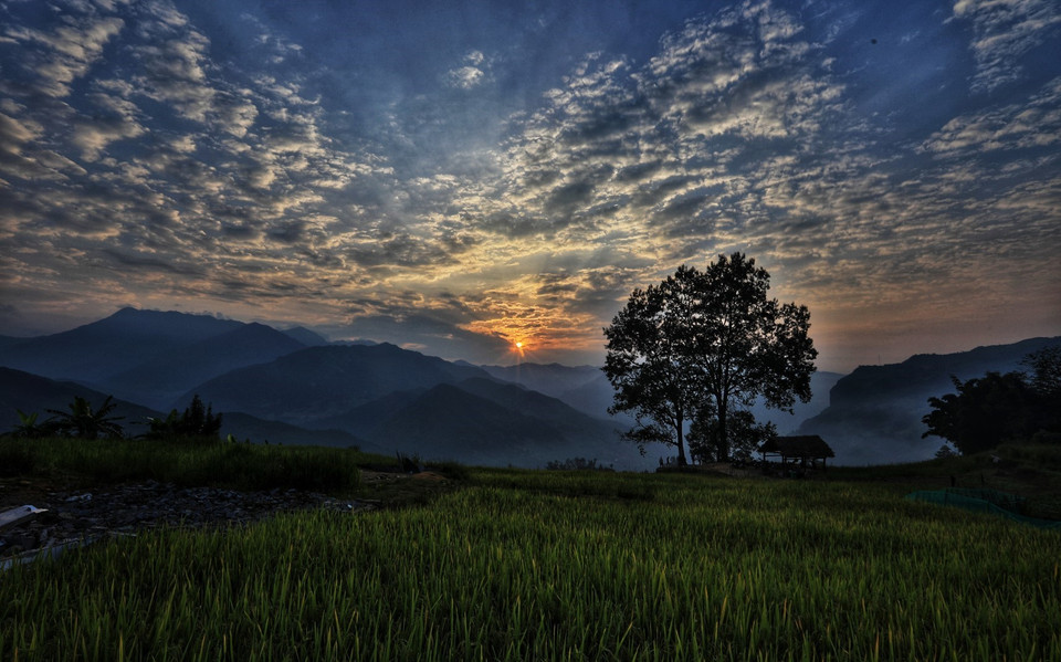 Ngắm hoàng hôn tại bản Choản Thèn (Lào Cai). (Ảnh: Thành Đạt/TTXVN)