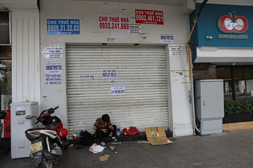 Những tấm biển cho thuê lại nhà trên đường Nguyễn Huệ. (Ảnh: Ngọc Hà/TTXVN)