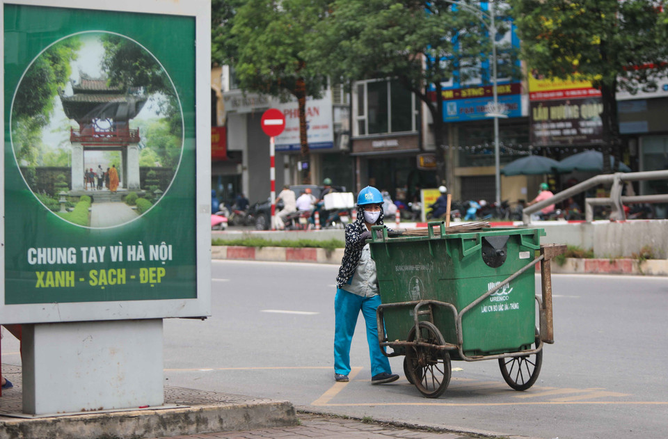 Thầm lặng vì một Hà Nội xanh-sạch-đẹp. (Ảnh: Thanh Tùng/TTXVN)