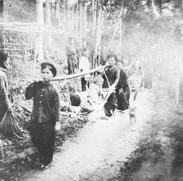 Liên khu Việt Bắc là địa phương chính động viên sức người, sức của phục vụ chiến dịch. Với khẩu hiệu 'Tất cả cho chiến dịch toàn thắng, Đảng bộ, chính quyền Liên khu đã huy động hơn 120 nghìn dân công thuộc các dân tộc ở Việt Bắc tham gia phục vụ tiền tuyến. Trong ảnh: Lực lượng dân quân phục vụ trong Chiến dịch biên giới 1950. (Nguồn: TTXVN)