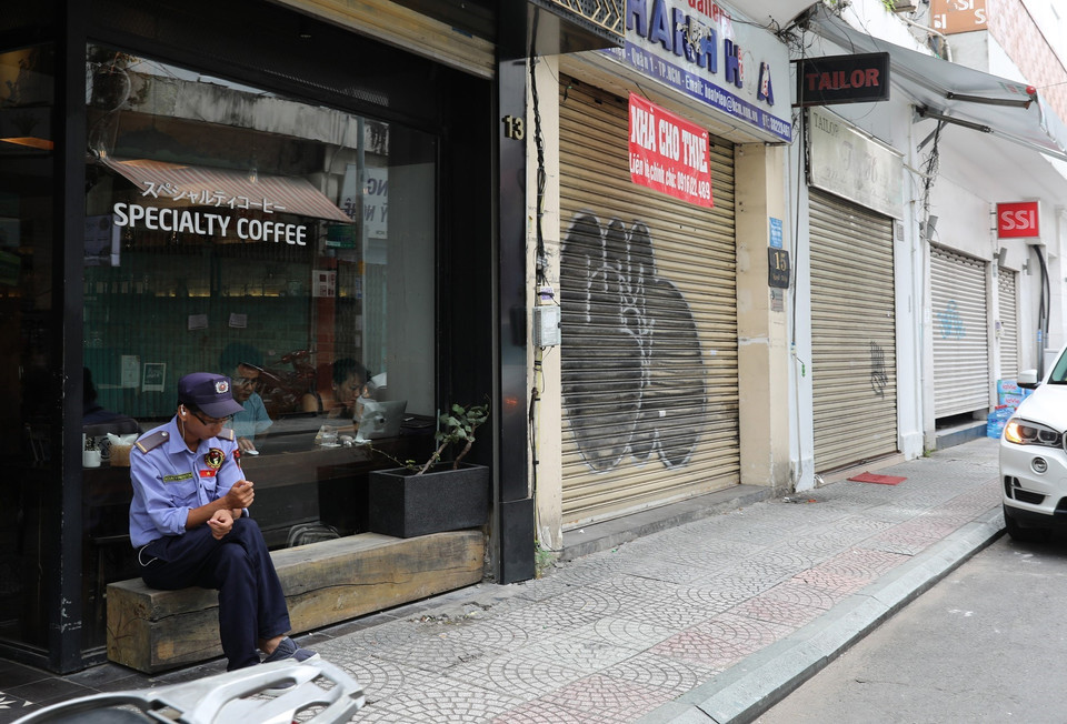 Nhiều cửa hàng trên đường Nguyễn Thiệp phải đóng cửa do COVID-19. (Ảnh: Ngọc Hà/TTXVN)