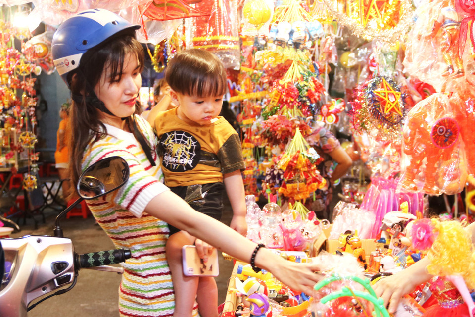 Các gia đình đưa con tới mua lồng đèn tại phố Lương Nhữ Học (Quận 5). (Ảnh: Thu Hương/TTXVN)
