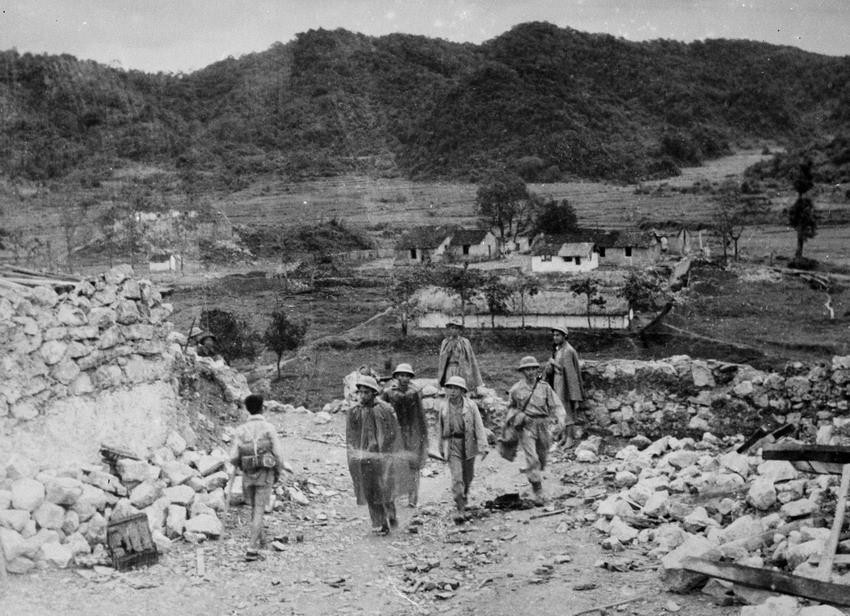 Ngày 14/10/1950, Chiến dịch biên giới kết thúc. Trong ảnh: Bộ đội ta tiến vào giải phóng Thất Khê trong Chiến dịch biên giới 1950. (Nguồn: TTXVN)