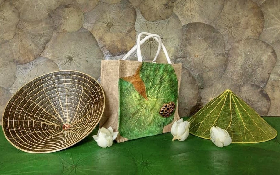 Các sản phẩm ứng dụng được làm từ sen của họa sỹ Nguyễn Thanh Thảo. (Ảnh: Mai Trang/TTXVN)