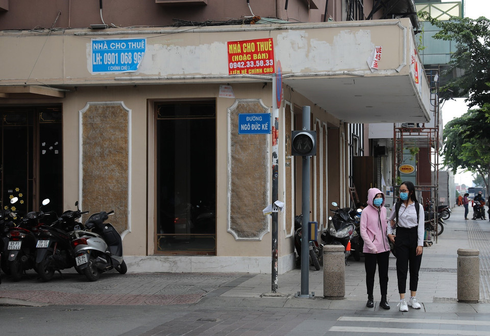 Những tấm biển cho thuê lại nhà trên đường Nguyễn Huệ. (Ảnh: Ngọc Hà/TTXVN)