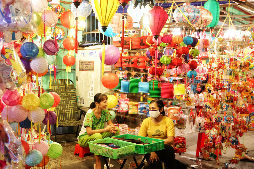 Các tiểu thương tại phố lồng đèn Lương Nhữ Học (quận 5). (Ảnh: Thu Hương/TTXVN)