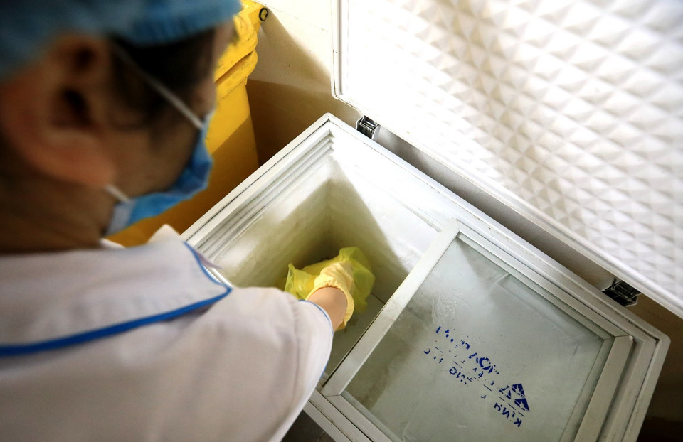 Nhóm chất thải đặc biệt như chất thải giải phẫu được lưu giữ trong tủ cấp đông chờ xử lý theo quy chuẩn. (Ảnh: Thành Đạt/TTXVN)