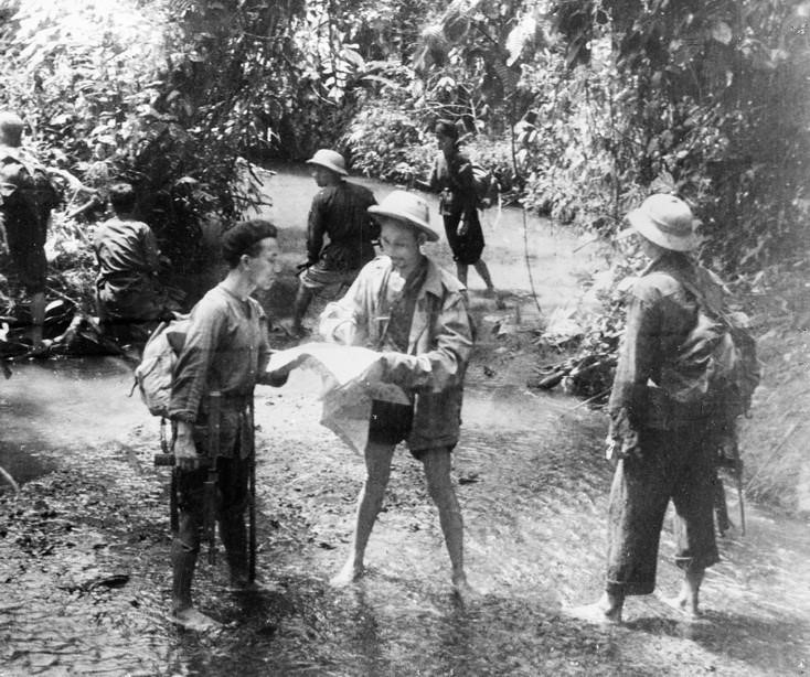 Hạ tuần tháng 8/1950, Chủ tịch Hồ Chí Minh đã lên đường ra mặt trận cùng Bộ Chỉ huy chiến dịch trực tiếp chỉ đạo chiến dịch. Trên đường ra mặt trận, Người ân cần thăm hỏi, nắm thêm tình hình, động viên bộ đội, dân công. Có Bác Hồ đi chiến dịch, mọi người như được tăng thêm sức mạnh, ai nấy đều hăng hái, tin tưởng, quyết tâm. Trong ảnh: Chủ tịch Hồ Chí Minh trên đường đi Chiến dịch Biên giới năm 1950. (Nguồn: TTXVN)