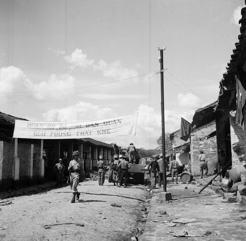 Ngày 14/10/1950, Chiến dịch biên giới kết thúc. Trong ảnh: Đại tướng Võ Nguyên Giáp thăm thị trấn Thất Khê sau ngày giải phóng. (Nguồn: TTXVN)