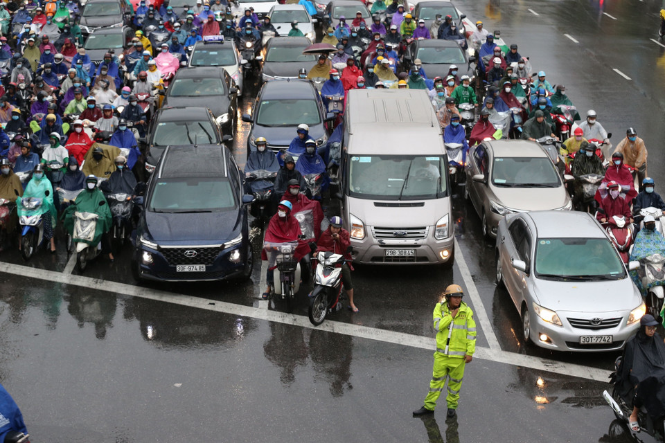 Mặc dù có lực lượng cảnh sát giao thông phân luồng vẫn không tránh khỏi tình trạng tắc nghẽn tại tuyến đường Trường Chinh. (Nguồn: TTXVN phát)